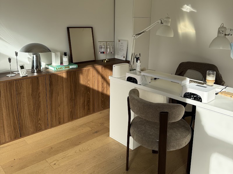 EMA Nails Studio - Spécialiste manucure russe et ongles naturels - Prothésiste ongulaire et formatrice - Onglerie Grenoble - OneBooking