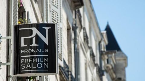 Blanc Nacre - Manucure La Rochelle - Onglerie La Rochelle - OneBooking