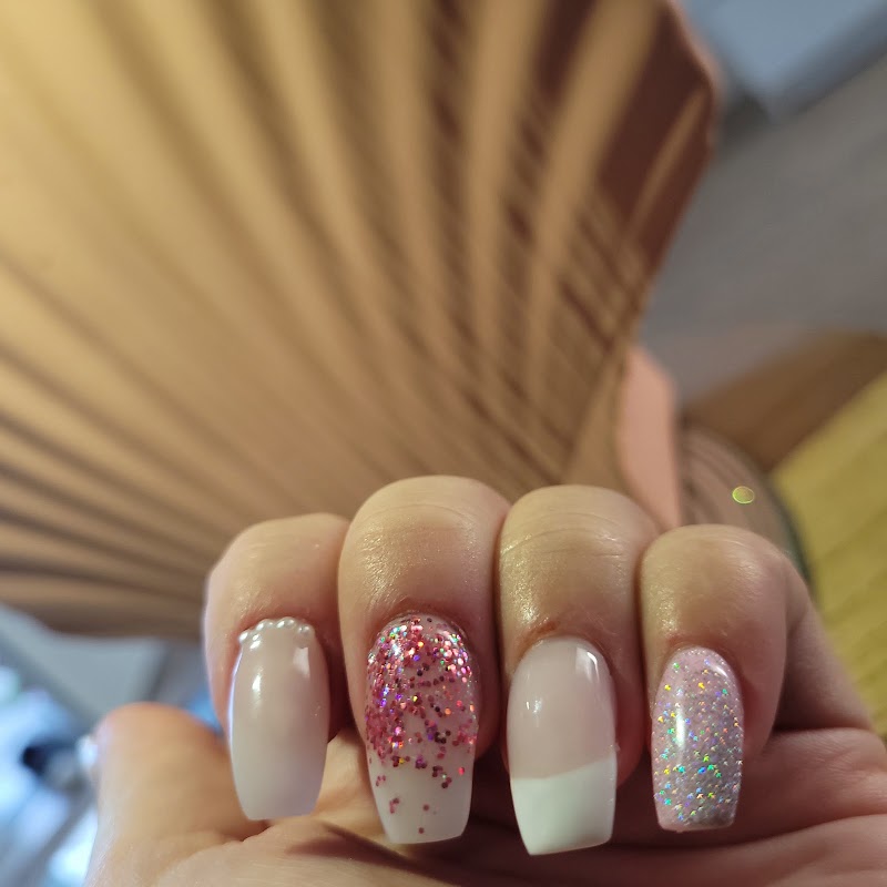 Cloudy institute manicure a domicile - Onglerie La Rochelle - OneBooking