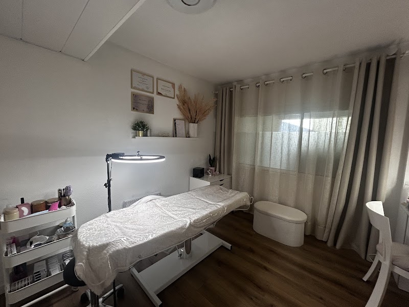 Andrea Guerra Lash Désigner / LC Nails - Onglerie Le Mans - OneBooking