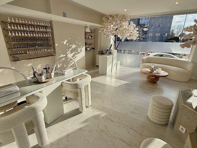 Lloren's Esthétique - Av. Bollée - Onglerie Le Mans - OneBooking