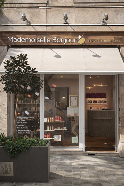 Mademoiselle Bonjour Institut Beauté & Bien-être - Onglerie La Rochelle - OneBooking