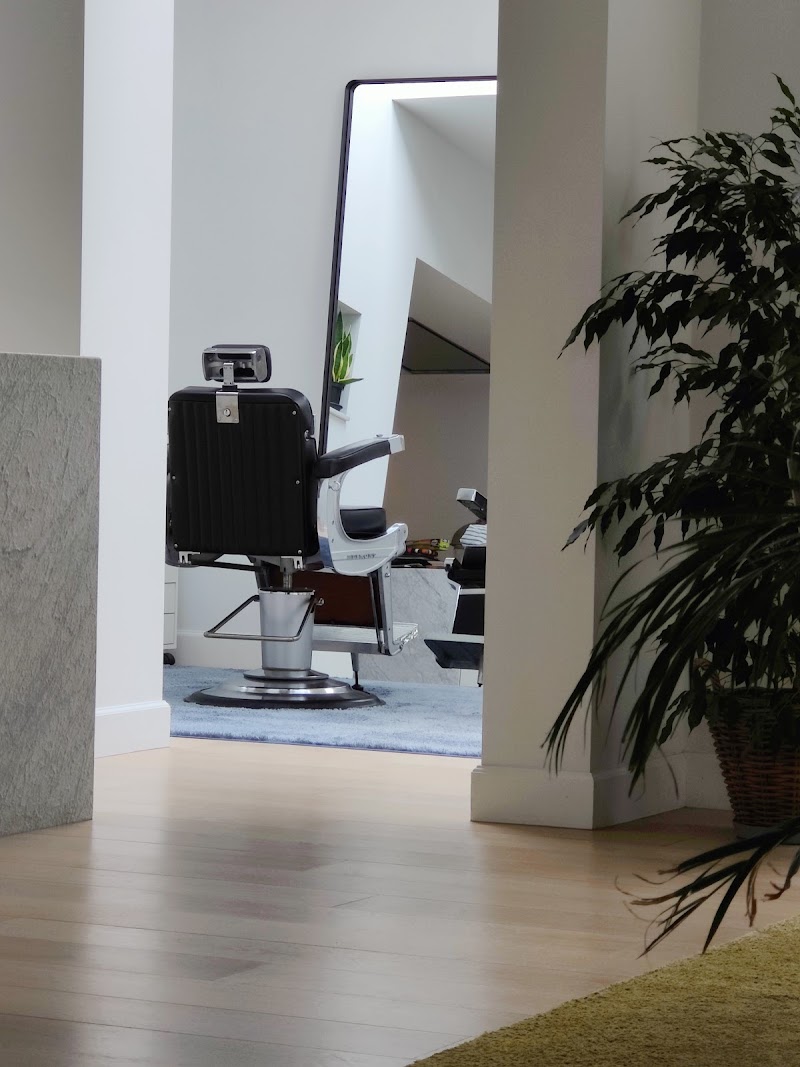 The chair by les invites - Coiffure Bruges - OneBooking