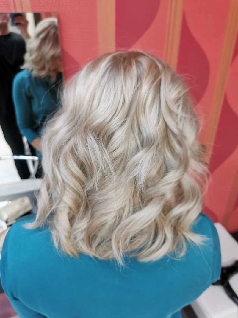 Pettine e forbice Parrucchiere Cagliari - Coiffure Cagliari - OneBooking
