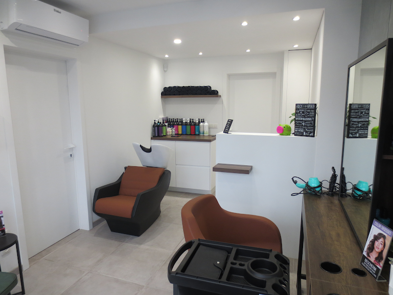 Kapsalon Lokeren - In Weave, Make-up, Bruidskapsels en Hair Extensions - Coiffure Lokeren - OneBooking