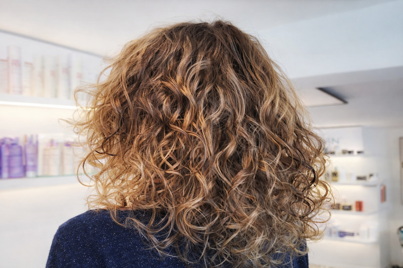 𝐋’𝐇𝐀𝐈𝐑 𝐏𝐈𝐍-𝐔𝐏 𝐂𝐮𝐫𝐥𝐲 expert cheveux bouclés à Mons - Coiffure Mons - OneBooking