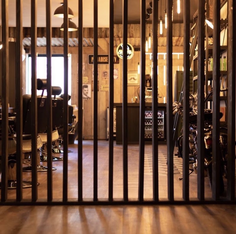 High level hair & make-up en Ground Zero barbershop by Roel Melis - Coiffure Mol - OneBooking