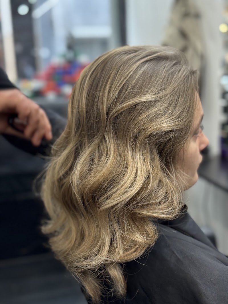 Star Hairstyle liège ✂ • LA MAGIE DE LA COULEUR 🤩 • L’ÉLÉGANCE DE L’EXTENSION • L’ART DE LA COUPE - Coiffure Liège - OneBooking