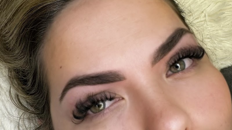 Renu Nails And Brow Bar - Coiffure Belfast - OneBooking