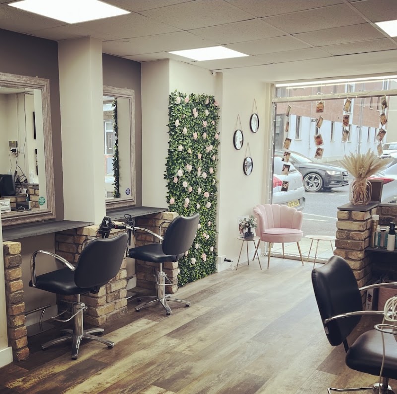 Rebecca Frances - Coiffure Belfast - OneBooking